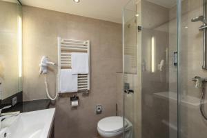 Koupelna v ubytování IntercityHotel Dresden