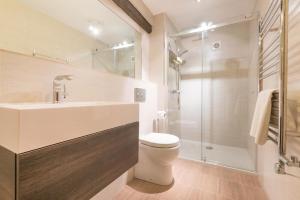 La salle de bains est pourvue d'un lavabo, de toilettes et d'une douche. dans l'établissement 3 Bed in Borrowdale SZ465, à Rosthwaite
