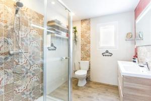 ein Bad mit einer Dusche, einem WC und einem Waschbecken in der Unterkunft Gîte Un air de Bicoque in Dives-sur-Mer