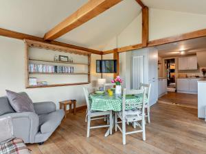 ein Wohnzimmer mit einem Tisch und einem Sofa in der Unterkunft 2 Bed in Kirkland SZ255 in Arlecdon
