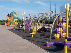 un parque con parque infantil con toboganes y atracciones en Nice appartement Blanca Beach, en Casablanca
