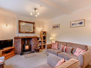 a living room with a couch and a fireplace at 3 Bed in Newlands Valley SZ345 in Braithwaite