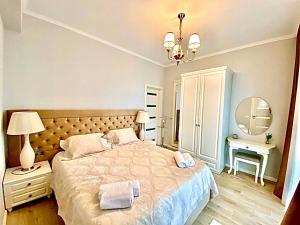 een slaapkamer met een bed met twee handdoeken erop bij Summerland Seaview Apartments in Mamaia