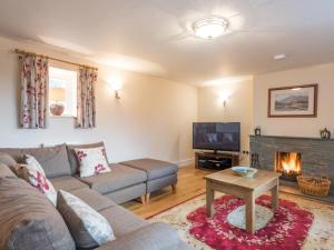 a living room with a couch and a fireplace at 3 Bed in Dockray SZ138 in Dockray