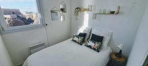 Ένα ή περισσότερα κρεβάτια σε δωμάτιο στο LE MARTY 53 Un Balcon sur la Mer Centre Historique