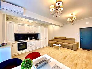 een woonkamer met een bank en een tafel bij Summerland Seaview Apartments in Mamaia