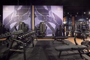 een fitnessruimte met rijen loopbanden en machines bij Van der Valk Hotel Lelystad in Lelystad