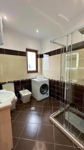 W łazience znajduje się prysznic, toaleta i umywalka. w obiekcie Vila Lufi w mieście Kamëz