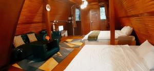 Postel nebo postele na pokoji v ubytování Cabin LEHA LEHE SYARIAH Dieng + 12 fotografií