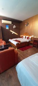 سرير أو أسرّة في غرفة في HOTEL TAZZ ODISHA