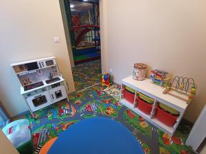 ein Kinderspielzimmer mit einem Spielzeugzug in der Unterkunft Apartamenty Cypel Helski in Hel