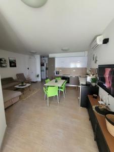 TV a/nebo společenská místnost v ubytování Apartment Toth - Rtina Benići + 24 fotografií