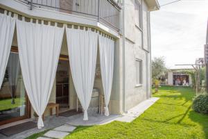 a white curtain on the side of a building at Appartamento al Birrificio in Valeggio sul Mincio