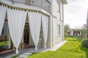 una cortina blanca en el lateral de un edificio en Appartamento al Birrificio, en Valeggio sul Mincio