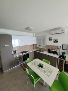 Kuchyň nebo kuchyňský kout v ubytování Apartment Toth - Rtina Benići