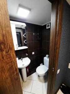 a bathroom with a toilet and a sink at Видовая двухуровневая квартира метро Академика Павлова в современном стиле, 2мин рынок Барабашова in Kharkiv