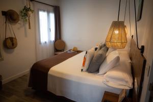 Cama o camas de una habitación en Hostal Boutique Casa del Mar Altea