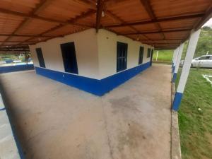 an empty building with a blue and white at Chácara Rancho da Felicidade in Mogi das Cruzes
