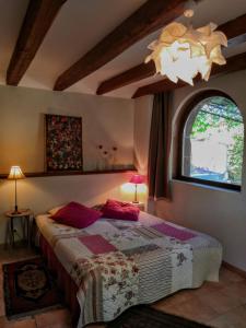 - une chambre avec un lit dans une pièce dotée d'une fenêtre dans l'établissement Mas De Mauve, à Saint-Pierre-de-la-Fage