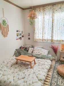 een woonkamer met een bed en een tafel bij Vivir Stay Seoul in Seoul