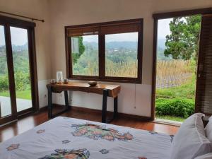 Ένα ή περισσότερα κρεβάτια σε δωμάτιο στο Villa Casa Serenita Batunya Bedugul