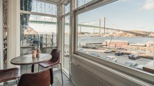 een raam met uitzicht op de gouden poortbrug bij Quality Hotel Waterfront in Göteborg