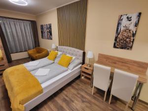 Posteľ alebo postele v izbe v ubytovaní Glória Apartman Szarvas