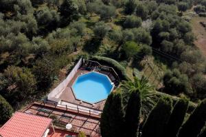 einen Blick über den Pool auf ein Haus in der Unterkunft Borgo Bucatra Proprietà in Lucca
