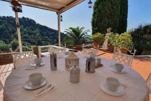einen Tisch mit Tassen und Untertassen oben in der Unterkunft Borgo Bucatra Proprietà in Lucca