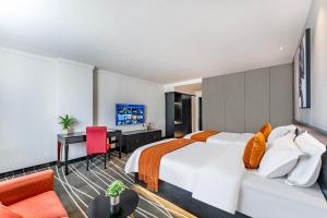 um quarto de hotel com uma cama e uma secretária em Boyue Miyazaki Hotel - Guangzhou Baiyun International Airport em Guangzhou