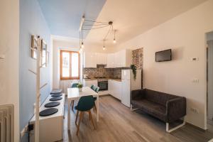 eine Küche und ein Wohnzimmer mit einem Tisch und einem Sofa in der Unterkunft La Casetta del Porto in Pesaro