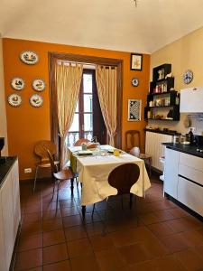 una cucina con un tavolo e sedie in una stanza di Aedel Lxr a Torino