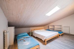 1 Schlafzimmer mit 2 Betten und einer Decke in der Unterkunft La Casetta del Porto in Pesaro