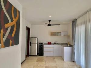 Η κουζίνα ή μικρή κουζίνα στο Alami Apartment Seminyak