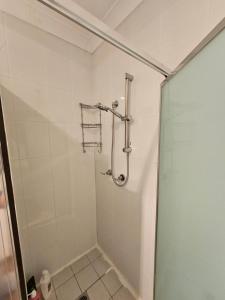 y baño con ducha y puerta de cristal. en Book this Cozy Haven Room for your next stay Shared Facilities, en Guildford
