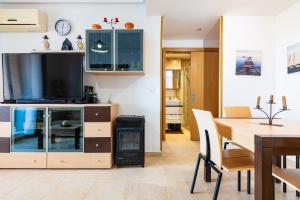 Televízia a/alebo spoločenská miestnosť v ubytovaní Apartamento MAGIC WORLD nueva Marina D`or 2 dormitorios Edificio Torremar