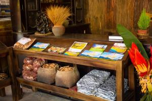 uma mesa de madeira com alguma comida em Muonglo Farmstay em Yên Bái