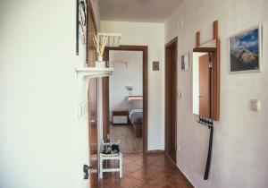 un pasillo con un pasillo que conduce a un dormitorio en Cozy apartment next to the forest and the gondola en Bansko