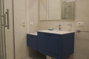 een badkamer met een blauwe wastafel en een douche bij Suite Blue Laguna in Chioggia +25 foto's