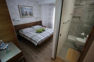 a bedroom with a bed and a bathroom with a shower at Apartment King mit zwei Schlafzimmer in Fjesa