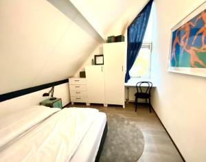 a attic bedroom with a bed and a window at Kustverhuur, Park Scheldeveste Zwin 010 in Breskens