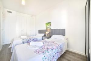 Ένα ή περισσότερα κρεβάτια σε δωμάτιο στο Apartamento Natsu - PlusHolidays +16 φωτογραφίες