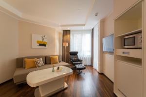 TV a/nebo společenská místnost v ubytování Pakat Residences