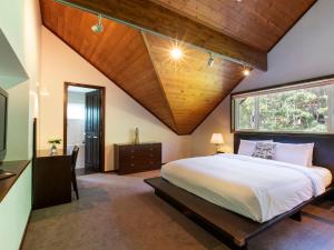 ニセコ町にあるCasa La Mount by Elite Havensのベッドルーム(大型ベッド1台、窓付)