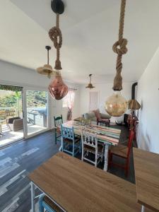 uma sala de jantar com mesa, cadeiras e luzes em Casa Rural Málaga Monkey Love con jacuzzi em Iznate