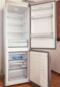 - un réfrigérateur vide avec une porte ouverte dans la cuisine dans l'établissement Cozy apartment next to the forest and the gondola, à Bansko