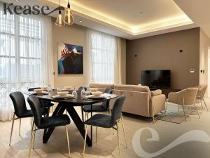 un soggiorno con tavolo e divano di Kease King Salman K-7 Lusso Najd AX14 a Riyad