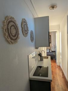 eine Küche mit einer Spüle und einer Arbeitsplatte in der Unterkunft Studio du Roi : proche château/vue/refait à neuf in Versailles