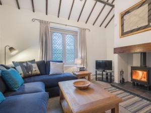 a living room with a blue couch and a fireplace at 2 Bed in Lorton SZ492 in Lorton