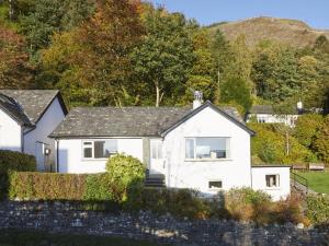 a white house with a fence in front of it at 3 Bed in Thornthwaite SZ194 in Braithwaite